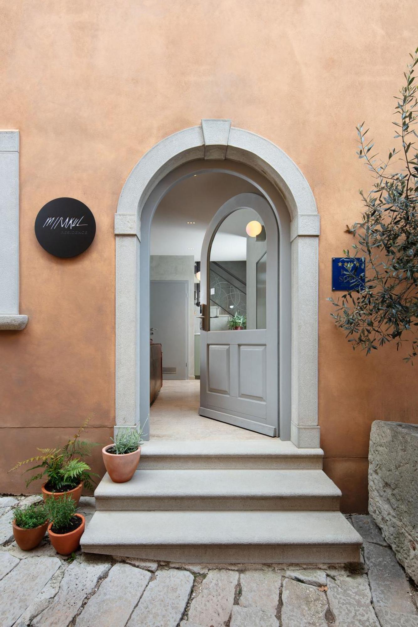 Mirakul Residence In A Cute Historic Town لابين المظهر الخارجي الصورة